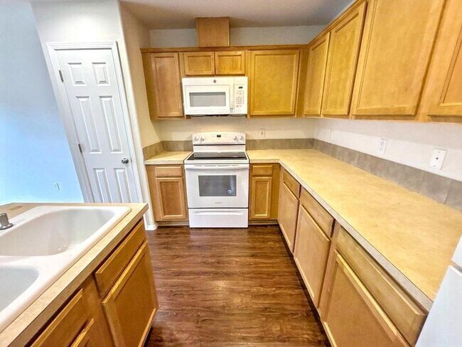 Building Photo - Spacious 3-Bedroom Townhome with Convenien...