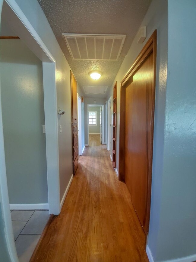 Primary Photo - 4 Bedroom 2 bath Home in Shawnee