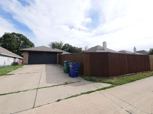 Building Photo - 4502 Highlands Dr