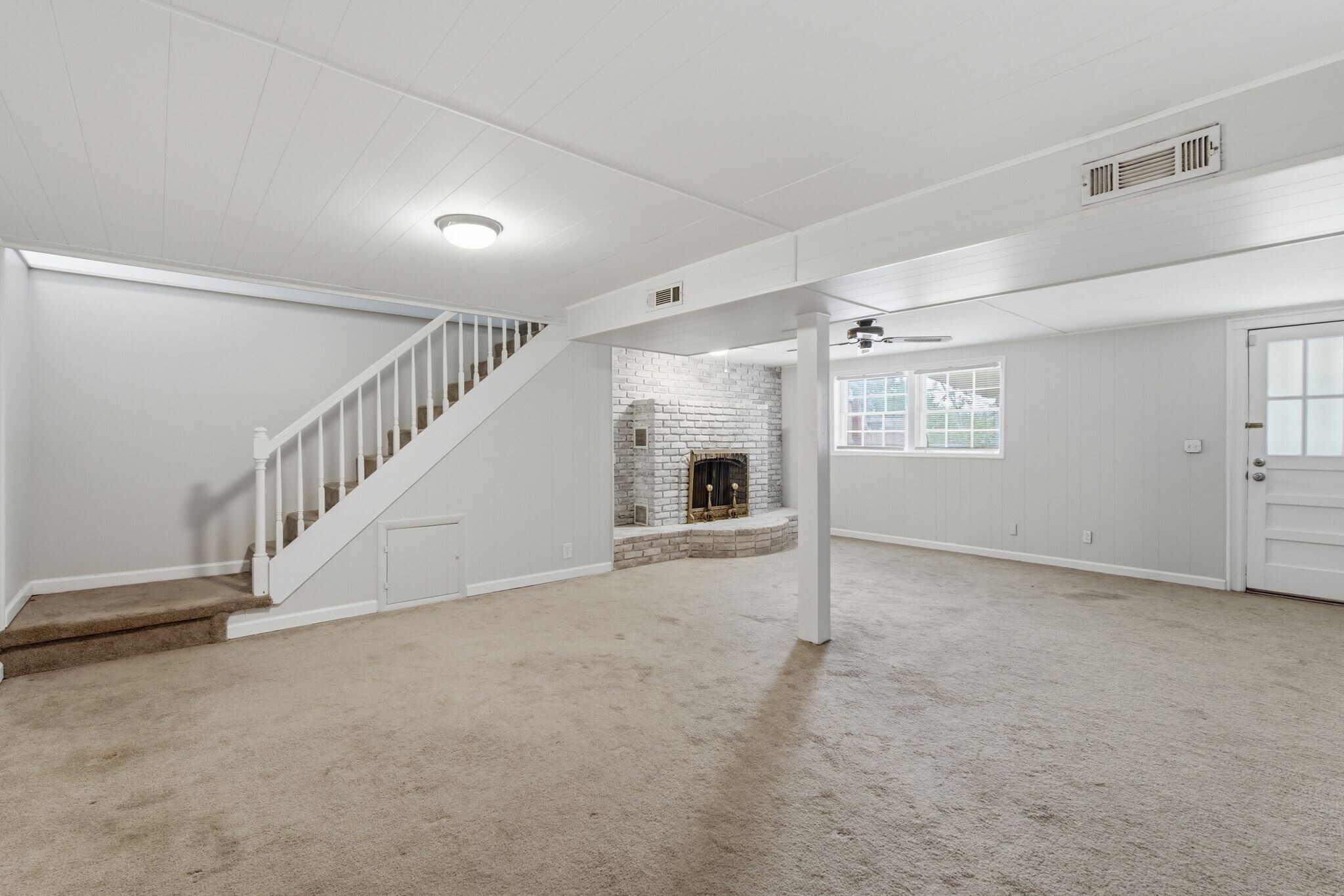 Non working fireplace. - 2614 Edge O Lake Dr