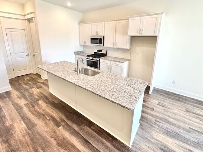 Building Photo - Now Leasing at Cedar Bluff – 4BR Townhomes...