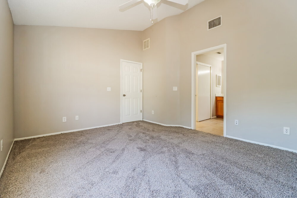 Building Photo - 1546 River Oaks Dr