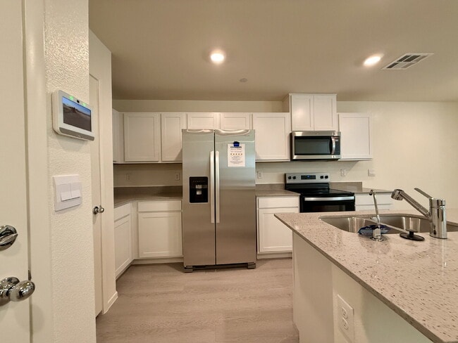 Building Photo - 3 BED 2.5 BATH 2 CAR GARAGE TOWNHOUSE W/ LOFT FOR RENT!!!