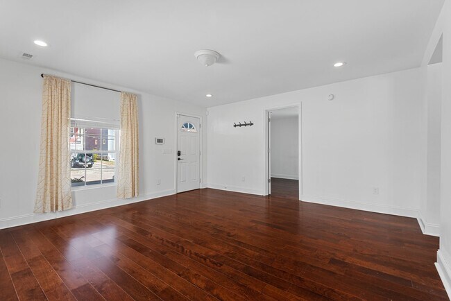 Building Photo - Gorgeous Home Near Downtown Durham!