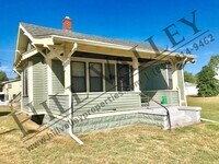 Building Photo - Two Bedroom Bungalow - East Side Location