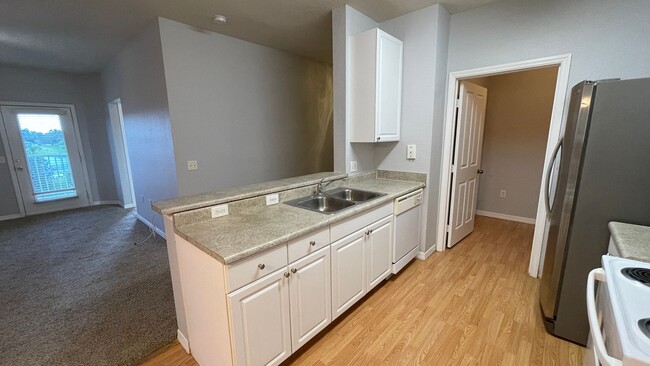 Building Photo - Limited-Time Offer! Sign a lease before Ma...