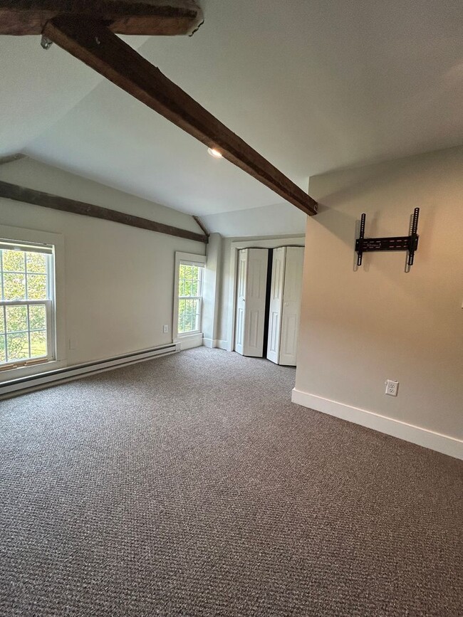 Building Photo - Beautiful renovated 5 bedroom 2.5 bath sin...