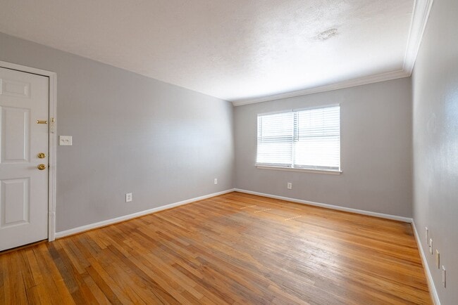 Building Photo - Peachtree Hills Court, 2-bedroom Atlanta address in the heart of the Hills for $1400-month.