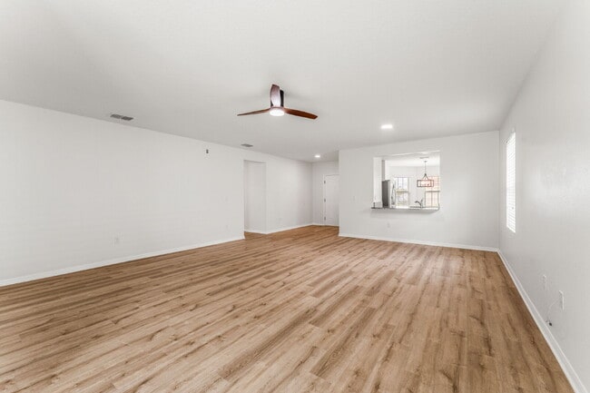 Building Photo - Charming 3 Bed, 2 Bath with Scenic Views i...