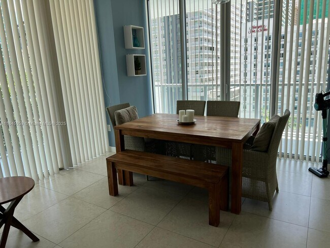 Building Photo - 1111 SW 1st Ave