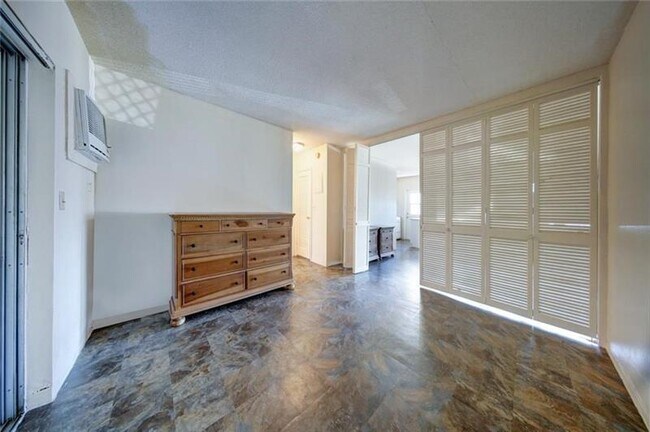 Building Photo - 2115 NE 42nd Ct