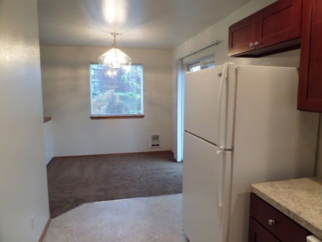 Building Photo - Fabulous 2 Bedroom Townhome With Attached ...