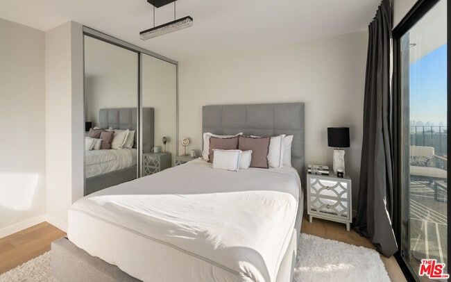 Building Photo - 2001 Sunset Plaza Dr