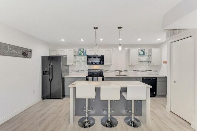 Building Photo - **AVAILABLE STARTING FEBRUARY-APRIL 2026 SEASON FOR $3200/month**