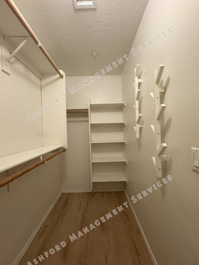 Building Photo - ***MOVE IN SPECIAL!*** BEAUTIFUL 3 BEDROOM...