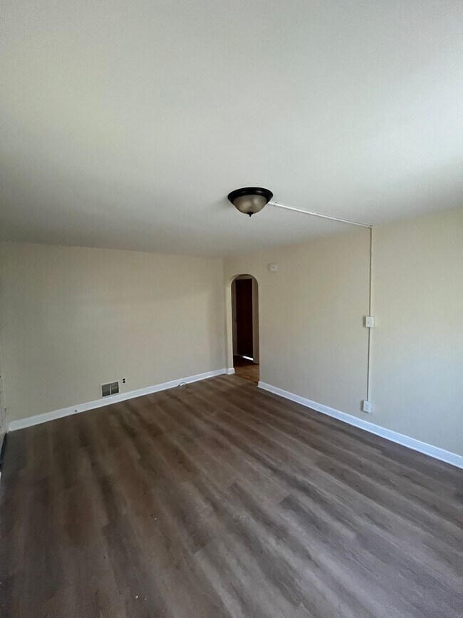 Building Photo - 3 Bedroom Home with In-Law Suite Available Near Rochester General