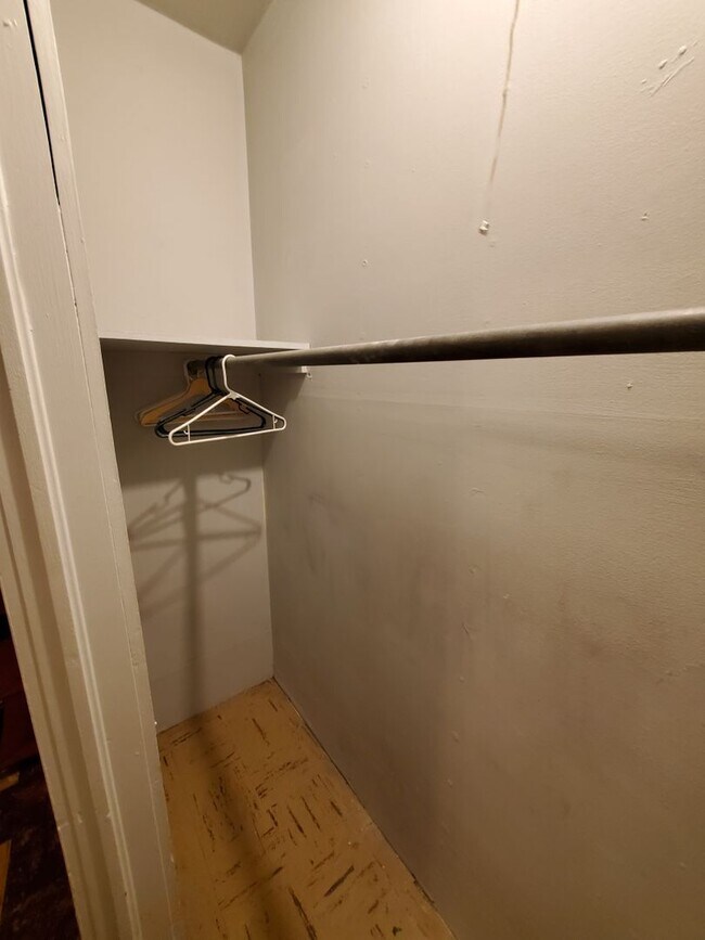 Building Photo - Large 1 bedroom remodeled apartment, washer/dryer hookups