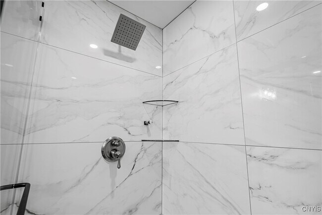 Building Photo - 118a Kirkland Ave