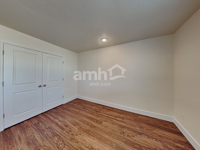 Building Photo - 901 N Barkvine Ave