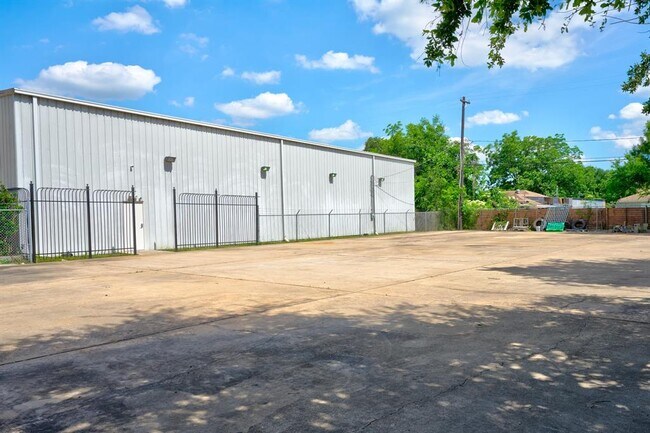 Building Photo - 914 Oak Glen Dr