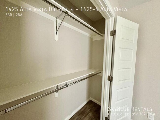 Building Photo - 1425 Alta Vista Dr