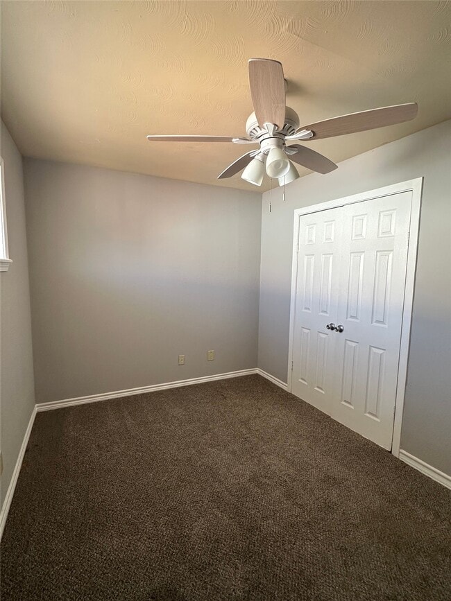 Building Photo - 516 Holiday Dr