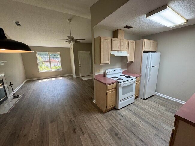 Building Photo - 1052 Longstreet Dr