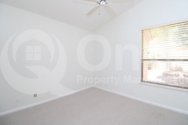 Building Photo - 902 E Desert Flower Ln