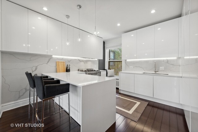 Building Photo - 556 W Roscoe St