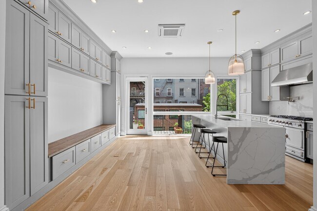 Building Photo - 139 Grand St