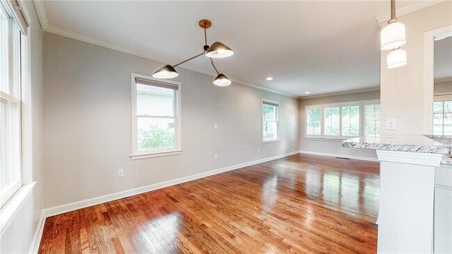 Building Photo - 2305 Vistamont Dr