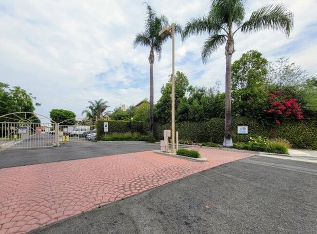 Building Photo - Portofino 2+2 Bedroom Townhouse in Oxnard