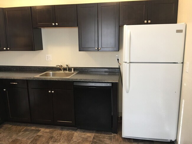 Building Photo - Reno Duplex - 1 Pet Friendly, Garage, Dishwasher, Washer/Dryer Hookups, Central A/C
