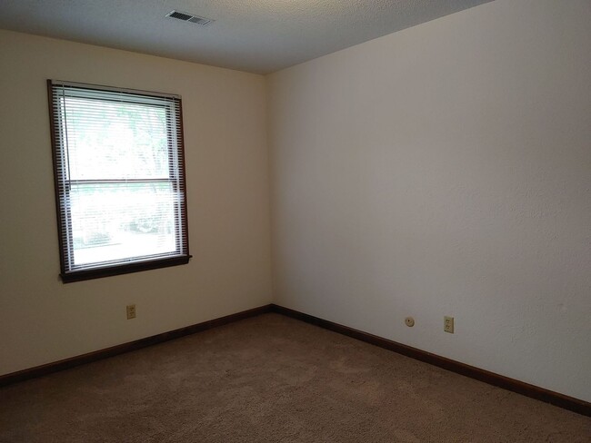 Building Photo - 611 Sycamore Cir