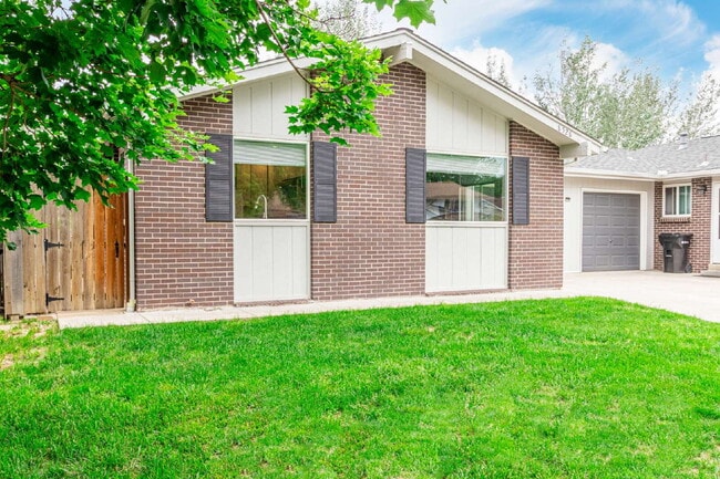 Primary Photo - Lovely Two Bed one bath in Arvada for rent
