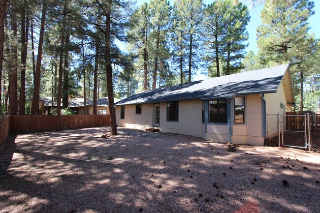 Building Photo - * LEASE PENDING Modern 3-Bedroom Home with Garage & Private Backyard | University Highlands short...