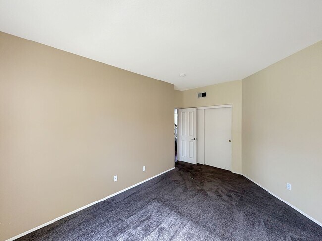 Building Photo - Beautiful 4B/3BA house w/ large backyard i...