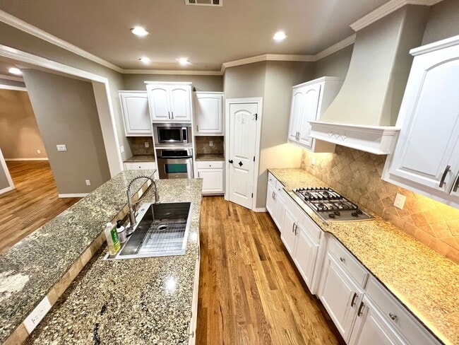 Building Photo - Stunning Home in Bixby Schools!