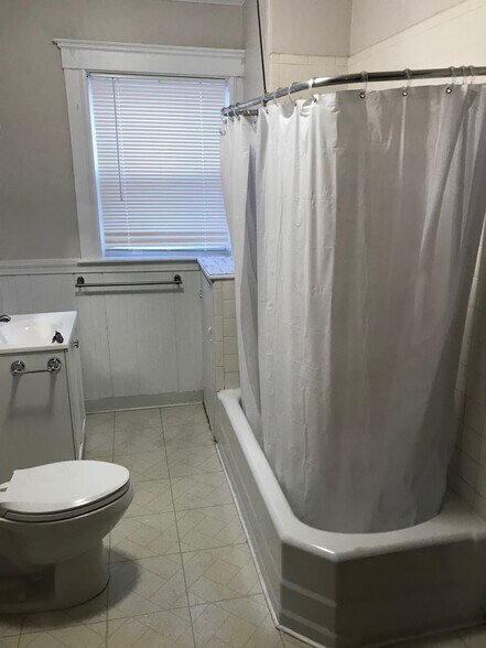 Bathroom - 82 Bridge St