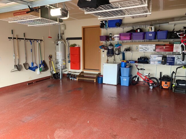 Building Photo - Modern and stylish 3 bedroom home in Lovely Neighborhood