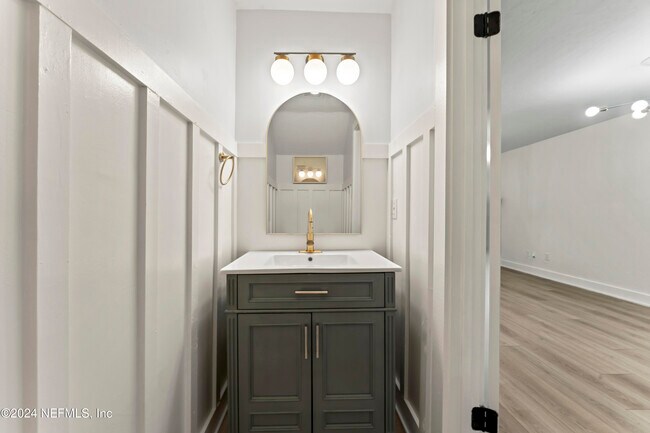 Building Photo - 798 Main St