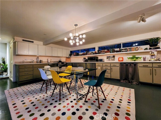 Building Photo - 2499 S Palm Canyon Dr