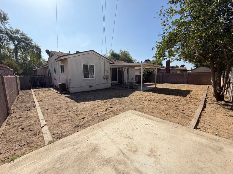 Building Photo - 3552 N Alameda Ave