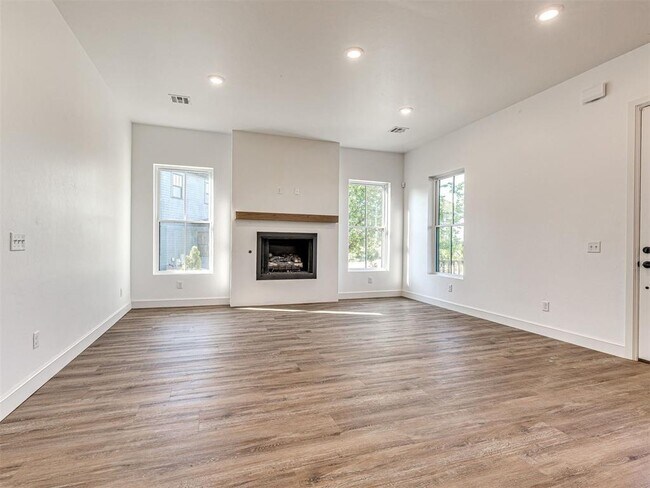 Building Photo - 29612 Memory Ln