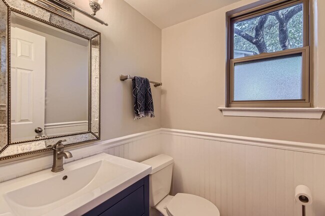 Building Photo - 4910 Pelham Dr