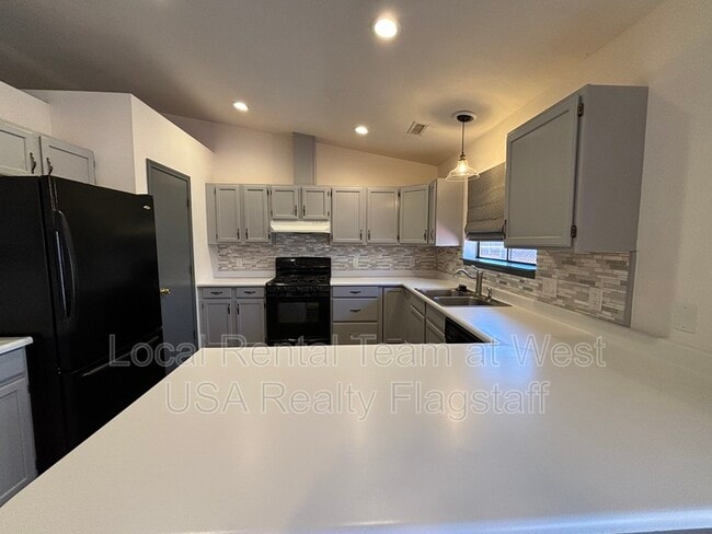 Building Photo - 3521 S Walapai Dr
