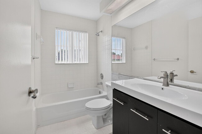 Building Photo - 15415 Summer Lake Dr