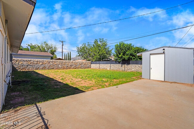 Building Photo - 10337 Redwood St
