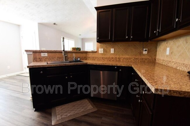 Building Photo - 494 Hogart St