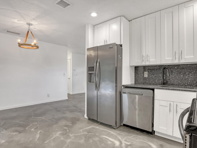 Building Photo - 9596 Richmond Cir